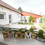 Feszek Vendeghaz 아파트 *